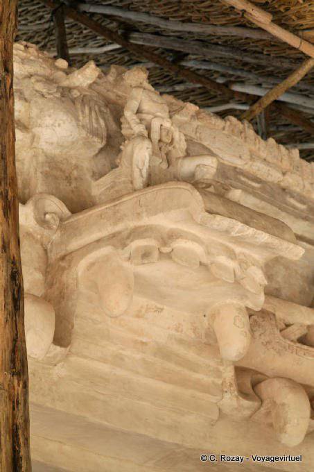 Top della testa del mostro Serpente, altare in stucco nero Jaguar, Ek Balam - Messico