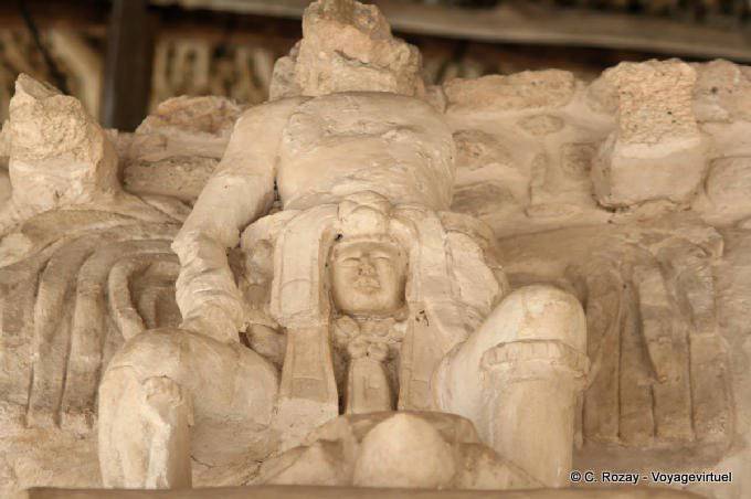 È sulla testa del serpente, scultura stucco Jaguar Altare, Ek Balam - Messico