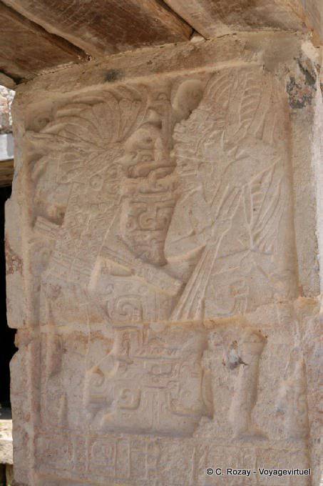 Kabah scultura Maya su una parete - Messico