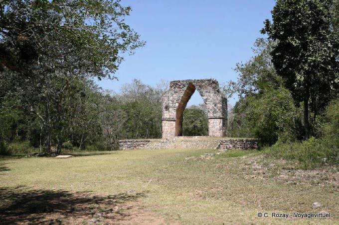 Arco Maya all'inizio del Sacbe, Kabah - Messico