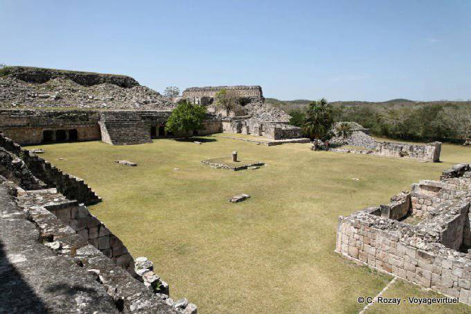 Panorama della piazza centrale del sito archeologico di Kabah - Messico