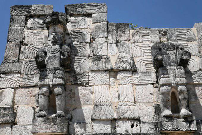 Statue in sculture a parete Jaguar, Kabah - Messico