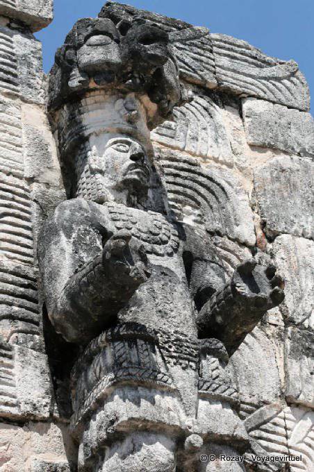 Codz Poop, una statua sul lato est della scultura Jaguar, Kabah - Messico