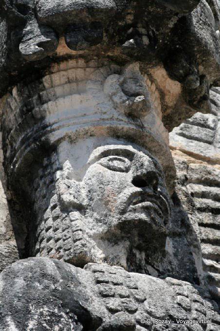 Focus sul volto della statua, lato est, la scultura Jaguar, Kabah - Messico