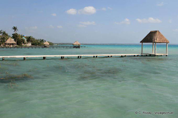 Ponton e capanne vicino un cenote, Laguna Bacalar - Messico