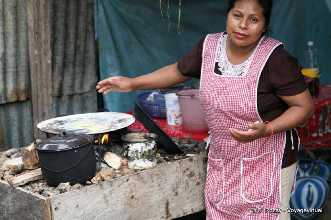 Tortillas su un fuoco di legna, Lagunas de Montebello - Messico