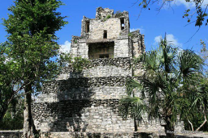 Le rovine restaurate della Chunyaxché, El Castillo, Muyil - Messico