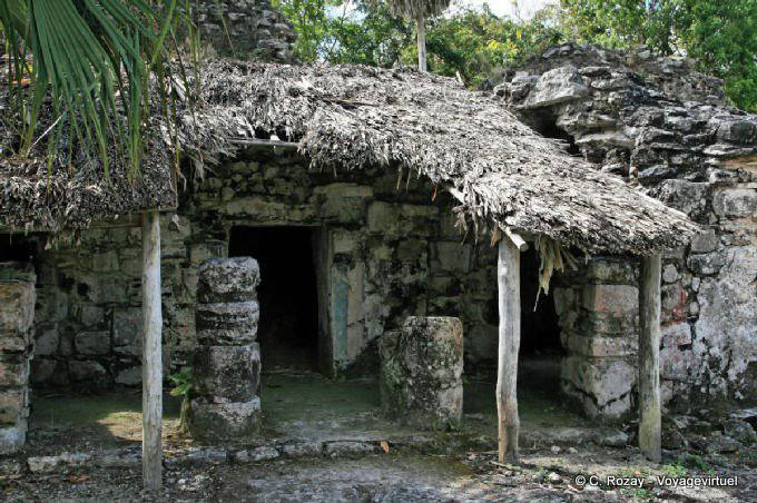 Le rovine del Palazzo Rosa, edificio del periodo post-classico, Muyil - Messico