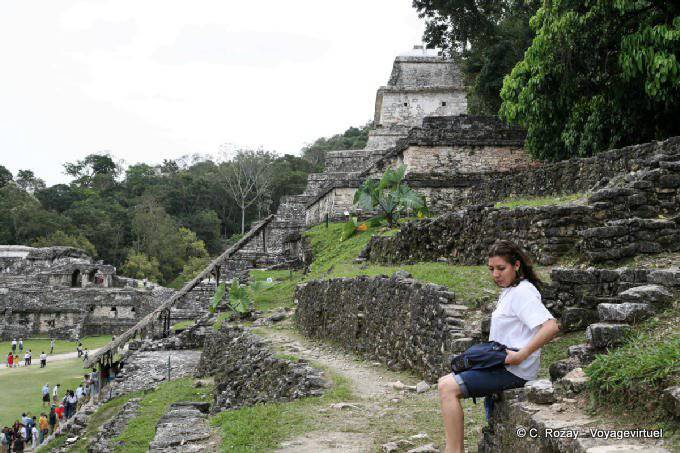 Sui gradini del tempio del cranio, Palenque - Messico