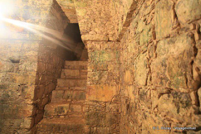 Rai sole nelle viscere del Tempio del Teschio, Palenque - Messico