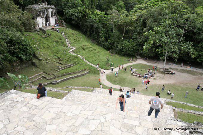 Plaza del Sol vista dalla scalinata del Tempio della Croce, Palenque - Messico
