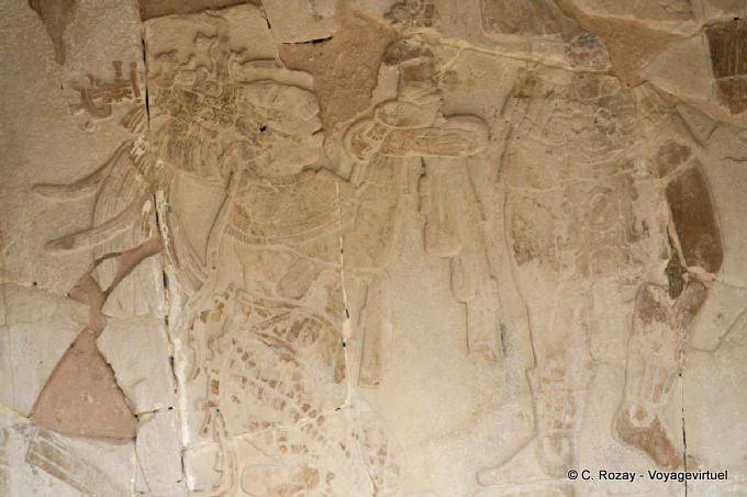 Tz'akb'u tiene una statuetta del dio K'awiil, bassorilievo del Templo XIV, Palenque - Messico