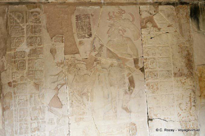 Bassorilievo dell'offerta circondata da geroglifici maya, Templo XIV, Palenque - Messico