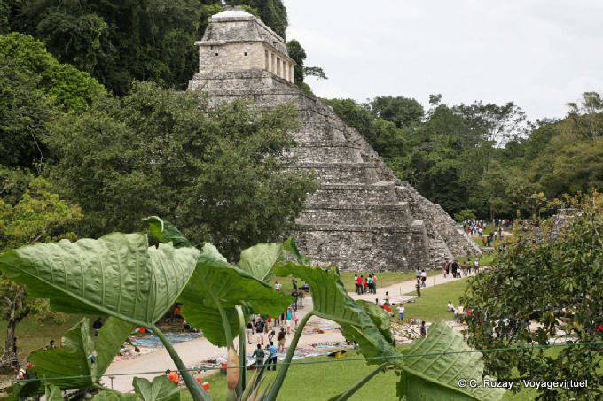 In alto, la tomba di Pakal, Tempio delle Iscrizioni, Palenque - Messico