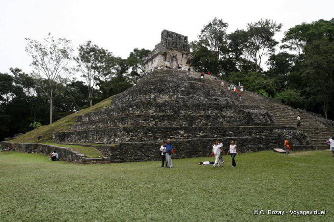 Ai piedi del tempio a piramide della Croce, Palenque - Messico
