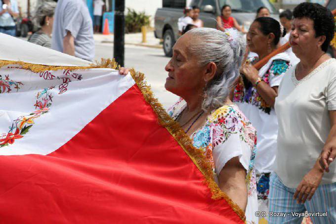 Vecchia donna durante una manifestazione, Puerto Morelos - Messico