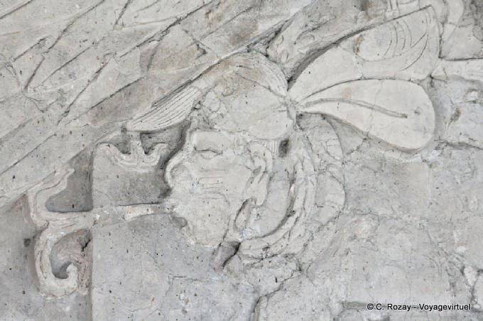 Focus sul volto scolpito dell'affresco dei quattro soli, Fregio del Dream Signori Tonina - Messico