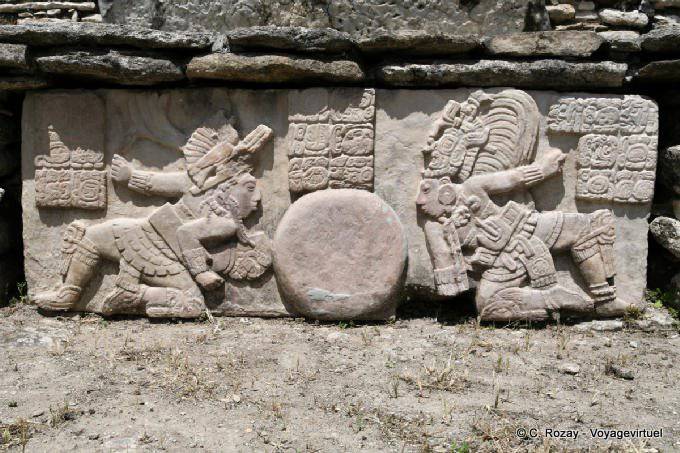 Giocatori Relief della versione Maya della palla gioco pan-mesoamericana Tonina - Messico