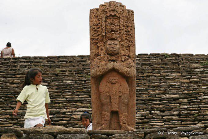 Bambini curiosi davanti alla statua del VI secolo raffigurante il sovrano B'alam Ya Acal, Tonina - Messico