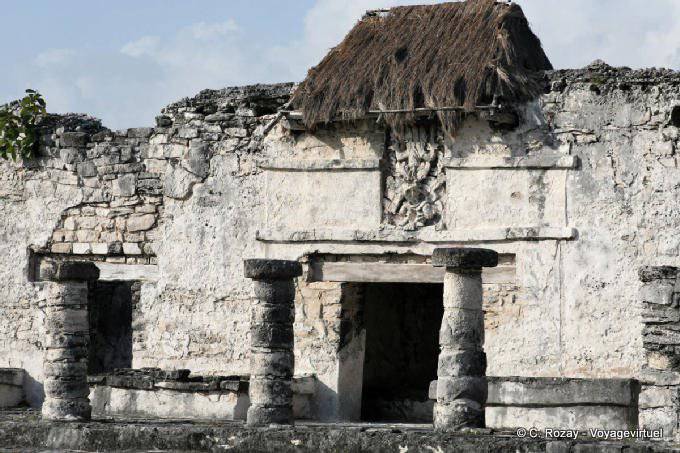 Le colonne e il tetto di paglia del XXV struttura, Tulum - Messico