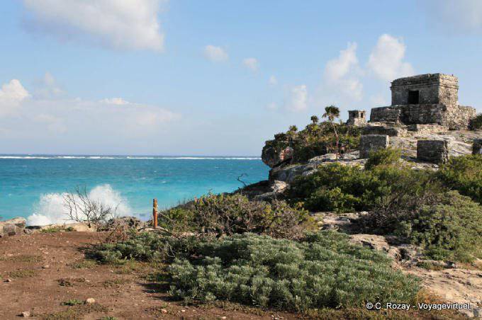 Onda ai piedi di tutto il Kukulcan, Tempio del Dio del vento, Tulum - Messico