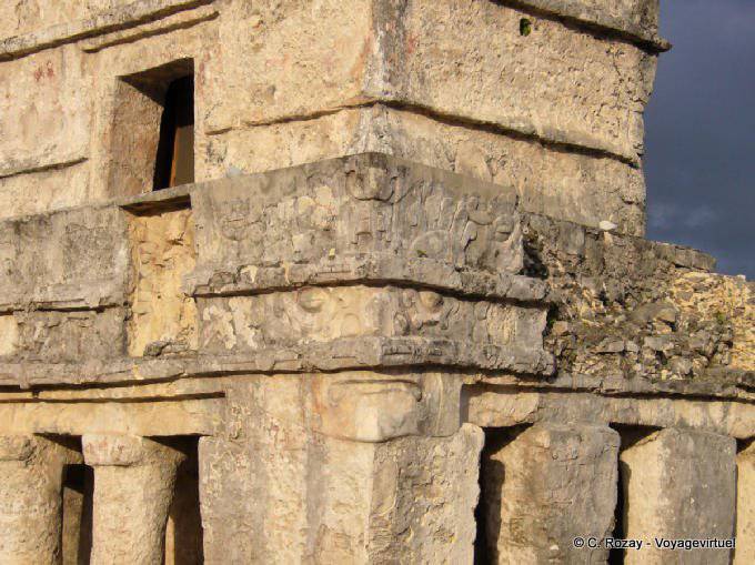 Appare in un angolo del Templo de las Pinturas, Tulum - Messico