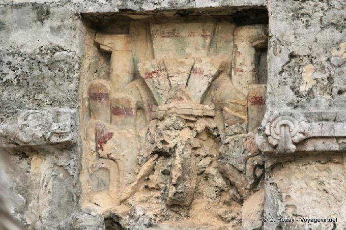 Colore rimane nella scultura vuota, Templo de las Pinturas, Tulum - Messico