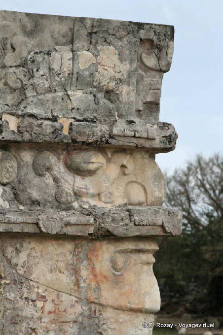 Profilo di pietra in un angolo, Templo de las Pinturas, Tulum - Messico