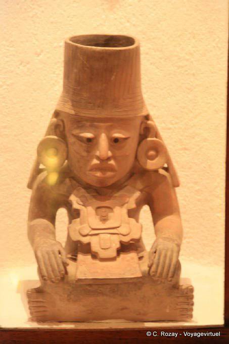 Urna con l'effigie di Chac, Museo Uxmal - Messico