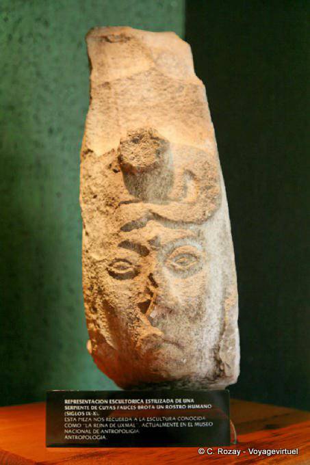 Snake cui fauci crescere su un volto umano, la scultura della regina di Uxmal - Messico