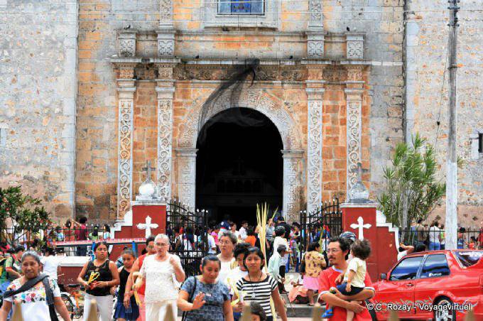 Persone in uscita della chiesa prima di Pasqua, Valladolid - Messico