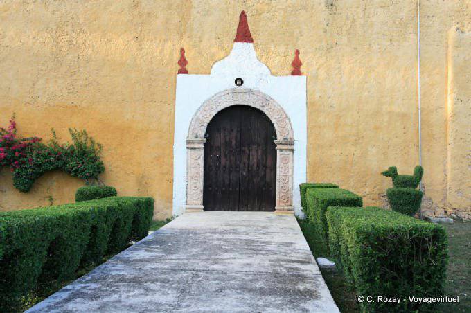 Portale di lato, Templo San Juan de Dios, Valladolid - Messico