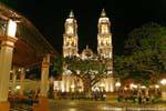 Cattedrale vista dalla zocalo di notte, Campeche, Messico.