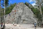 Ascension della piramide Nohoch Mul Coba, Messico.