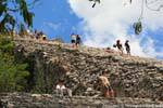 Turisti sulla pista, Nohoch Mul, Coba, Messico.
