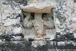 Concentrarsi su un atlante sostenere il tempio Nohoch Mul, Coba, Messico.