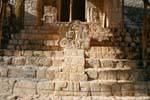 Stele snakehead, basso sinistra El Torre ingresso, Ek Balam, Messico.