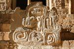 Scultura di fronte alla porta di sinistra, Acropolis, Ek Balam, Messico.