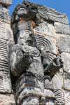 Codz Poop, una statua sul lato est della scultura Jaguar, Kabah, Messico.