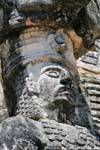 Focus sul volto della statua, lato est, la scultura Jaguar, Kabah, Messico.