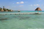 Ponton e capanne vicino un cenote, Laguna Bacalar, Messico.