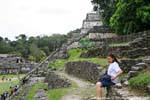 Sui gradini del tempio del cranio, Palenque, Messico.