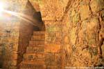 Rai sole nelle viscere del Tempio del Teschio, Palenque, Messico.