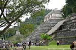 ai piedi delle scale, Templo de las Inscripciones, Palenque, Messico.