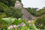In alto, la tomba di Pakal, Tempio delle Iscrizioni, Palenque, Messico.