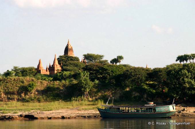 Barca verde sul Ayeryawadi, Bagan - Myanmar (Birmania)