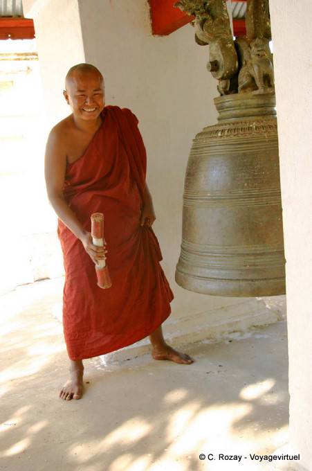 Il monaco il campanello, Bagan - Myanmar (Birmania)