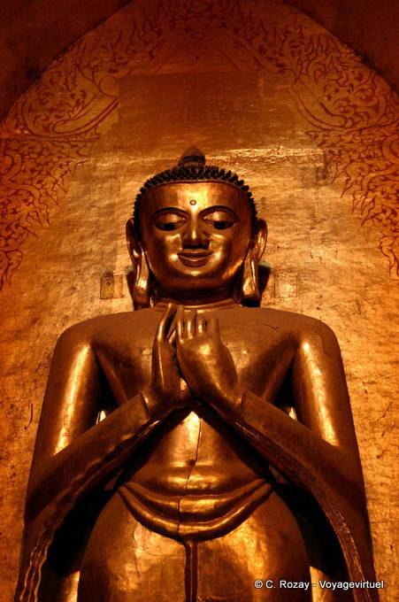 Kassapa Buddha con sculture in legno punto anteriore, Ananda, Bagan - Myanmar (Birmania)