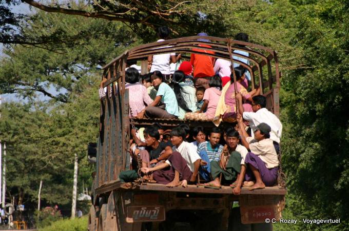 Un camion sovraccarico, di transito, Bagan - Myanmar (Birmania)