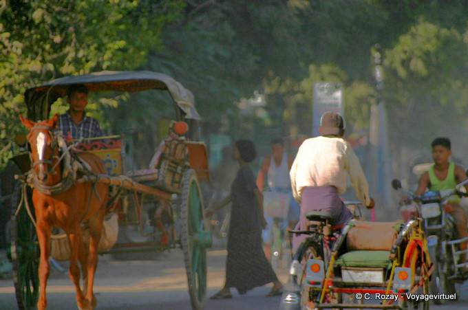Per le strade di Nyaung-U, Bagan - Myanmar (Birmania)